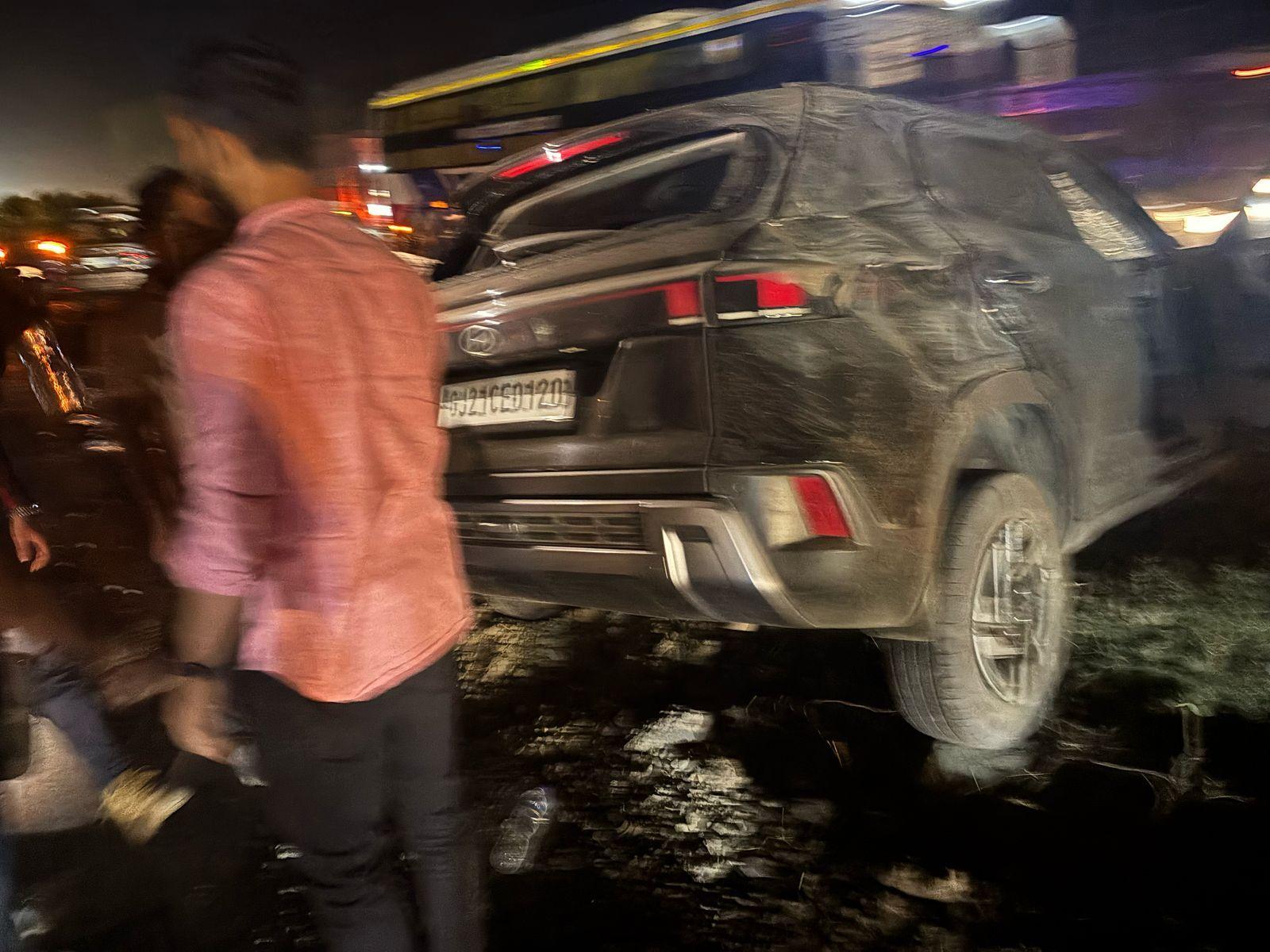 पुलिस भी इस हाईवे पर यातायात नियमों के सख्ती से पालन कराने के लिए विशेष अभियान चला रही है. फिलहाल, पुलिस इस दुर्घटना की विस्तृत जांच कर रही है और घायलों की स्थिति पर नजर बनाए हुए है.