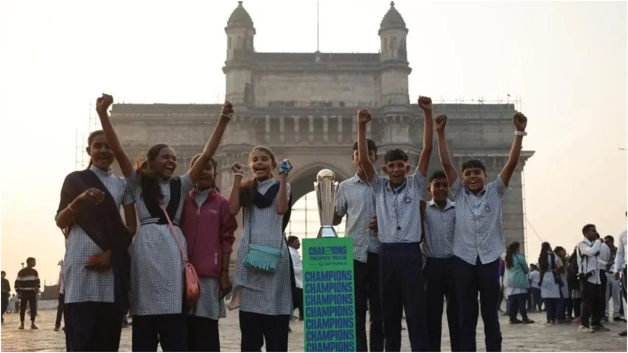 मुंबई की सड़कों से गुजरते समय ट्रॉफी को देखकर प्रशंसक रोमांचित हो गए और कई लोगों ने इस अवसर को मनाने के लिए उत्सुकता से तस्वीरें और सेल्फी लीं.