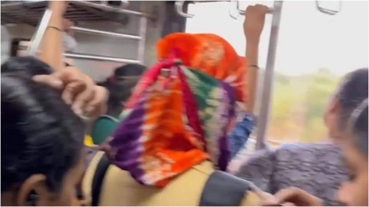 चलती ट्रेन में कूदना
महिलाएं सीट या कम से कम खड़े होने के लिए जगह पाने के लिए सचमुच ट्रेन में कूद जाती हैं. चढ़ने की तरकीबों से परिचित लोग किसी तरह से घुस जाते हैं, जबकि नौसिखिए यात्रियों द्वारा बंद किए गए दरवाजों पर संघर्ष करते हैं, जो आने वाले स्टेशनों पर उतरने की तैयारी कर रहे होते हैं. यह यात्रा 