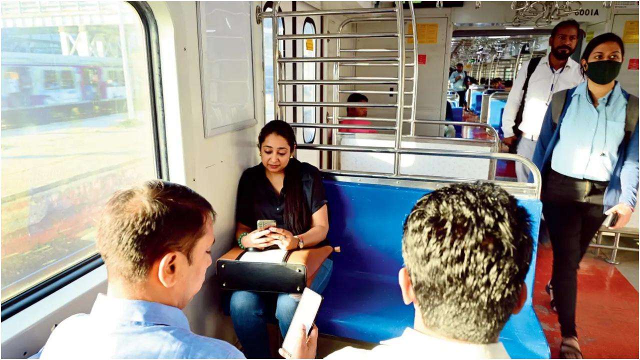 शाम की भीड़
5 “इतने सब के बाद भी, आपको बैठने या खड़े होने के लिए जगह नहीं मिल पाती. हम शाम 5.25, 6.10 या 6.52 बजे की लोकल ट्रेन में चढ़ने के लिए दौड़ पड़ते हैं. अगर आप उसके बाद ये ट्रेनें मिस कर देते हैं, तो किसी भी ट्रेन में चढ़ना लगभग नामुमकिन हो जाता है. मैं शाम 5.25 बजे की लोकल ट्रेन को टारगेट करता हूँ क्योंकि यह एसी लोकल है और इसलिए इसमें भीड़ कम होती है, जिसका मतलब है कि मुझे अपना दिन जल्दी-जल्दी बिताना है, अपना काम खत्म करना है, सामान पैक करना है और शाम 4.45 बजे तक ऑफ़िस से निकल जाना है.” वसई स्टेशन से फिर वह घर वापस आने के लिए दूसरा ऑटो लेती है.
(तस्वीर में: रिया मालवणकर शाम के समय एसी लोकल में यात्रा करना पसंद करती हैं क्योंकि उस समय भीड़ कम होती है. तस्वीर/निमेश दवे)