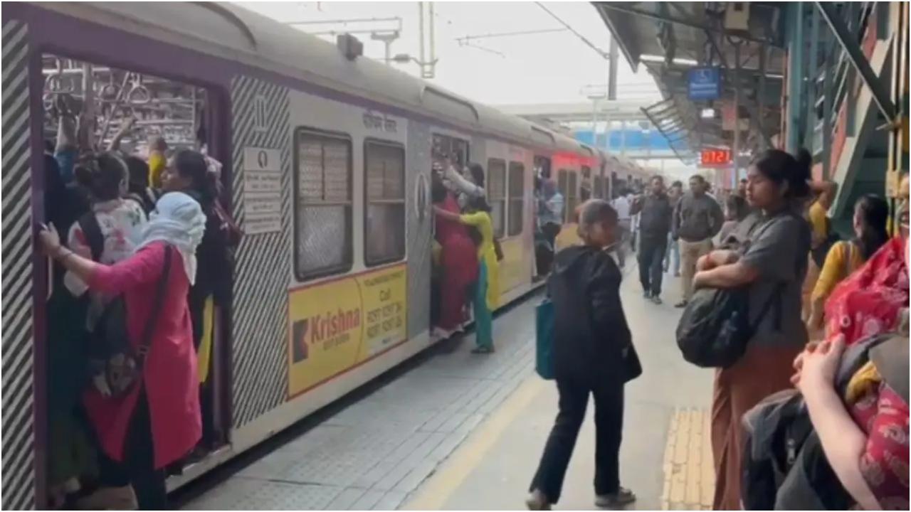 बुनियादी सुधार
जबकि रिया और उनके साथी यात्री रेलवे की बड़ी चुनौतियों को स्वीकार करते हैं, उनका मानना है कि छोटे, हल करने योग्य मुद्दे- जैसे अविश्वसनीय संकेतक और प्लेटफ़ॉर्म परिवर्तन- को नज़रअंदाज़ नहीं किया जाना चाहिए. “हम समझते हैं कि पलायन को नियंत्रित नहीं किया जा सकता है और भीड़ बढ़ती रहेगी. रेलवे की अपनी चुनौतियाँ हैं, लेकिन बुनियादी मुद्दों को ठीक किया जा सकता है.
उदाहरण के लिए, व्यस्त समय के दौरान, प्रथम श्रेणी के डिब्बे अक्सर द्वितीय श्रेणी के टिकट धारकों से भरे होते हैं. हमारे पास उन्हें जाँचने का अधिकार नहीं है, इसलिए टीसी को अधिक बार आना चाहिए. संकेतक अक्सर गलत आगमन समय प्रदर्शित करते हैं, जो दिखाते हैं कि ट्रेन एक मिनट में आ रही है जबकि वास्तव में वह सात या आठ मिनट बाद आती है. प्लेटफ़ॉर्म भी अंतिम समय में बदले जाते हैं, जिससे यात्रियों को एक छोर से दूसरे छोर पर ख़तरनाक तरीके से भागना पड़ता है. ये सभी चीज़ें हमारी रोज़मर्रा की अव्यवस्था को बढ़ाती हैं.” (चित्र/दीप्ति सिंह)