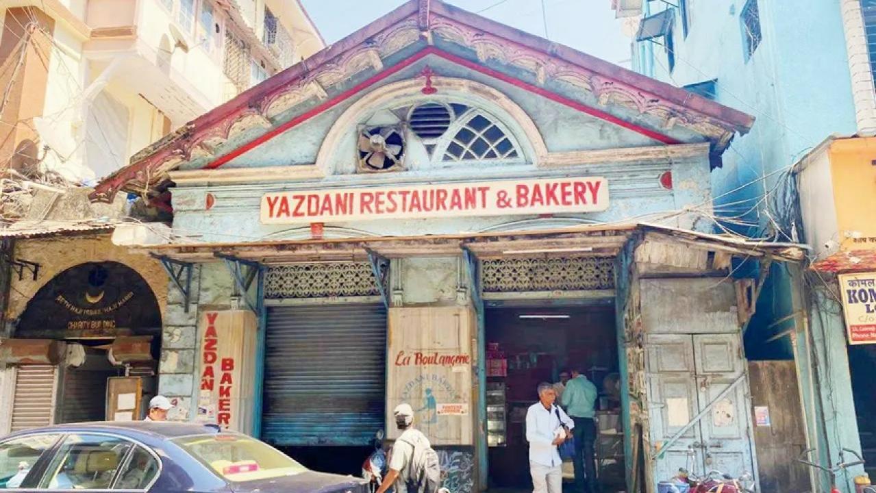 यज़दानी रेस्तरां और बेकरी लकड़ी से जलने वाले ओवन का उपयोग करता है.
