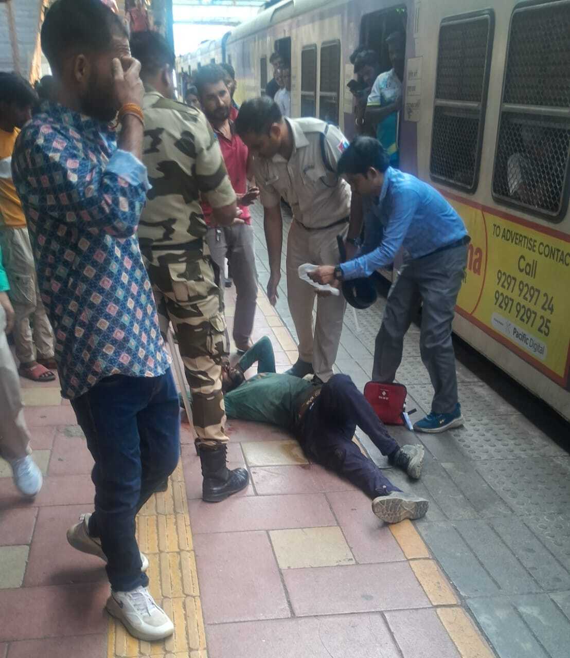 प्रत्यक्षदर्शियों के अनुसार, व्यक्ति ट्रेन के नीचे नहीं फंसा, जिससे उसकी जान बच गई, लेकिन उसे गंभीर चोटें आई हैं.