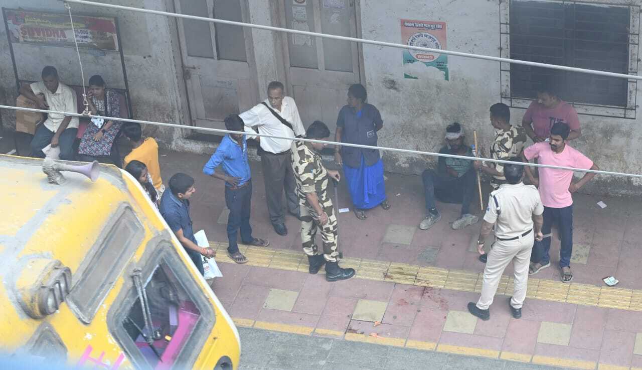 इस दुर्घटना के कारण कुछ समय के लिए ट्रेनों की आवाजाही प्रभावित हुई.
