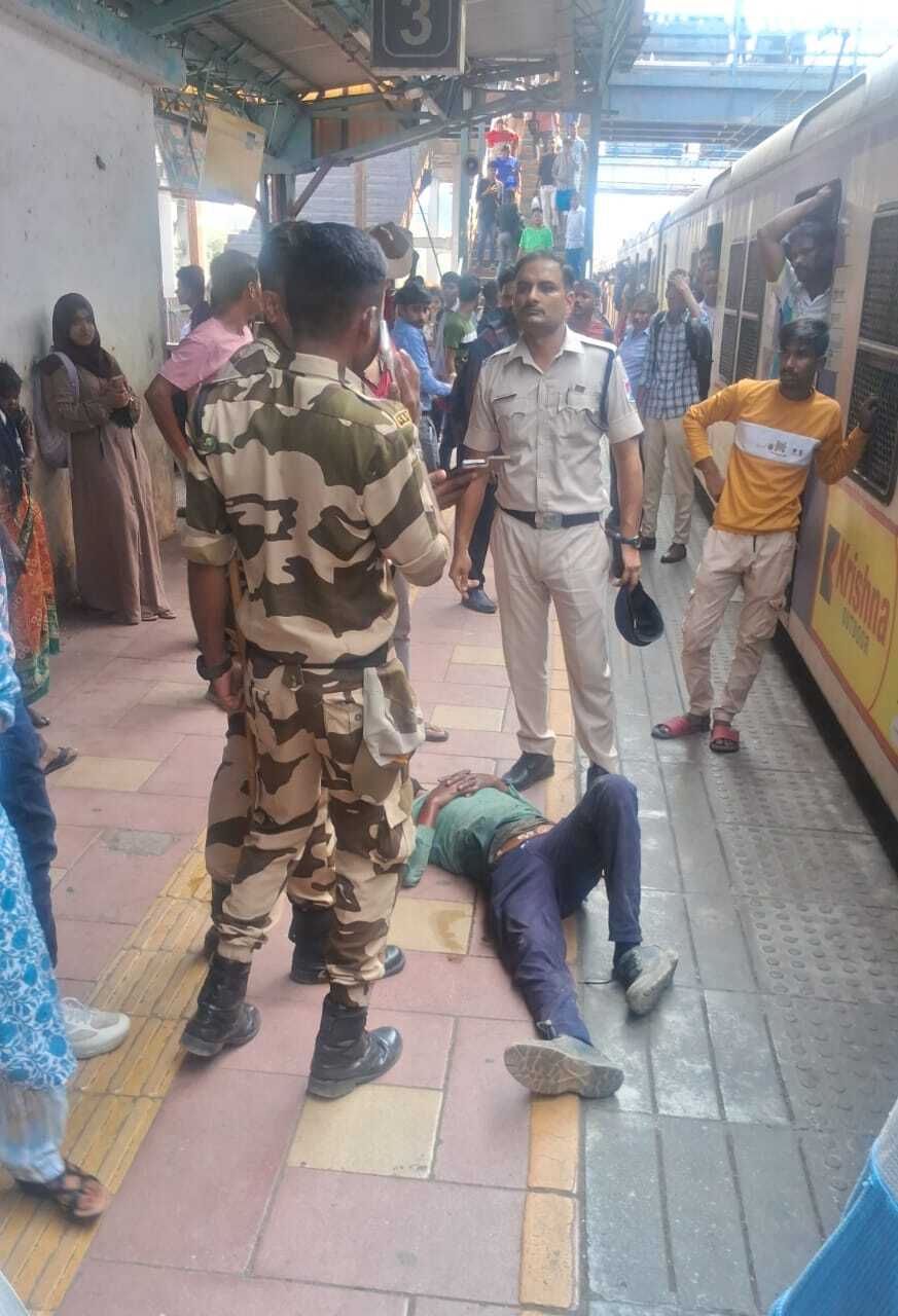 घटना की सूचना मिलते ही रेलवे सुरक्षा बल (RPF) और Government Railway Police (GRP) की टीम मौके पर पहुंची. 