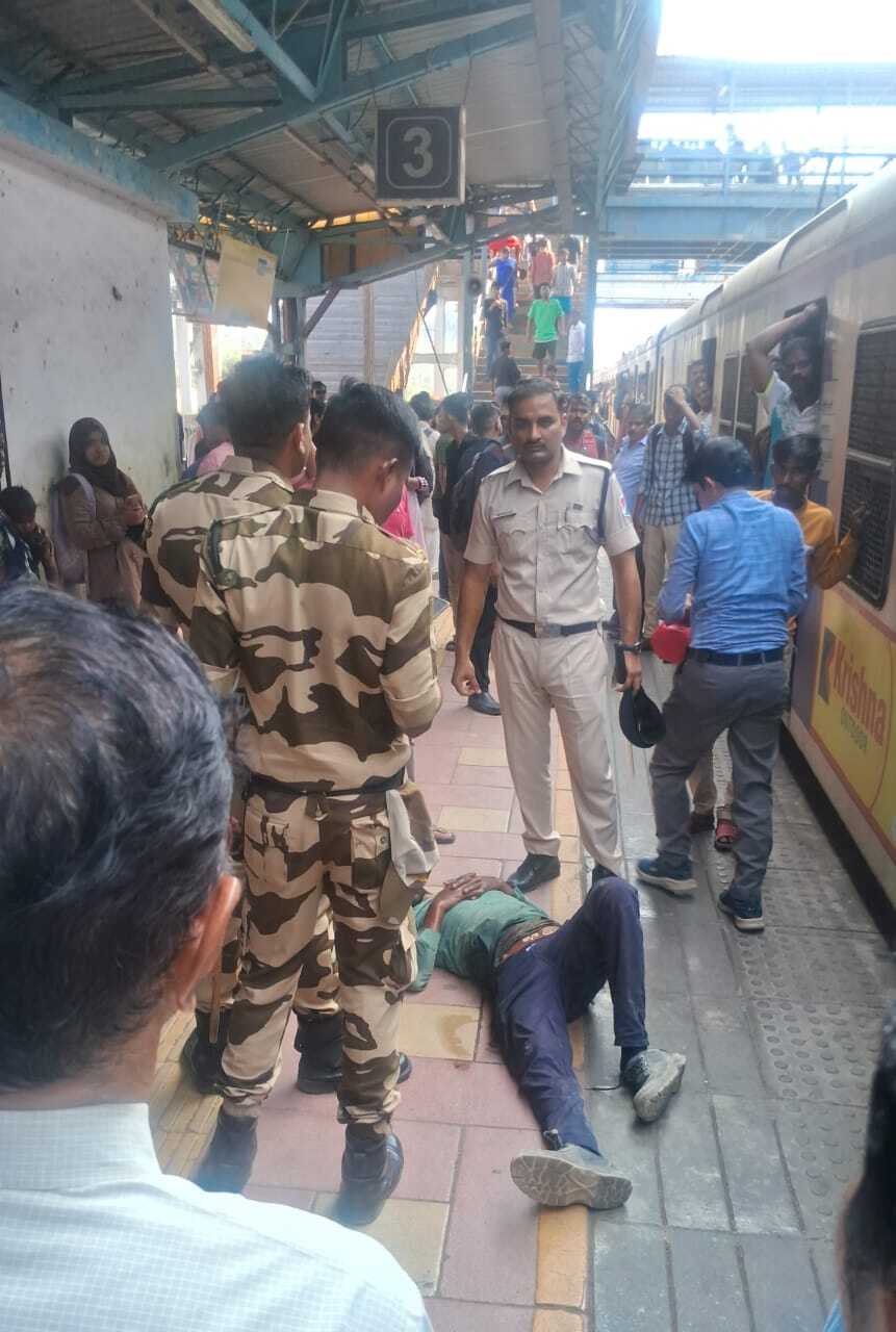 जानकारी के अनुसार, यह घटना सुबह की है, जब बोरीवली जा रही धीमी लोकल ट्रेन प्लेटफॉर्म नंबर 2 से गुजर रही थी.