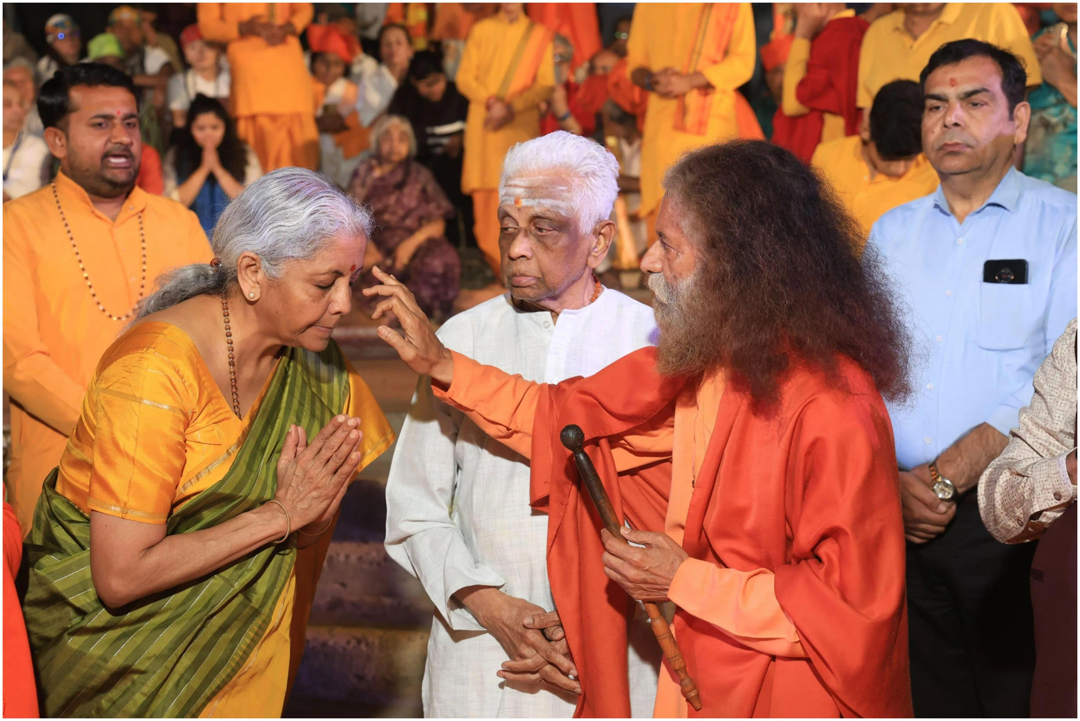 पवित्र माहौल को भांपते हुए उन्होंने कहा, ``एक भारत-श्रेष्ठ भारत-सर्वसमावेशी भारत`` के जीवंत प्रतीक `महाकुंभ-2025` में शामिल होकर मुझे सनातन परंपरा के भव्य क्षण को देखने और मां गंगा, यमुना और सरस्वती के पवित्र त्रिवेणी संगम में आस्था की डुबकी लगाने का सौभाग्य मिला.`