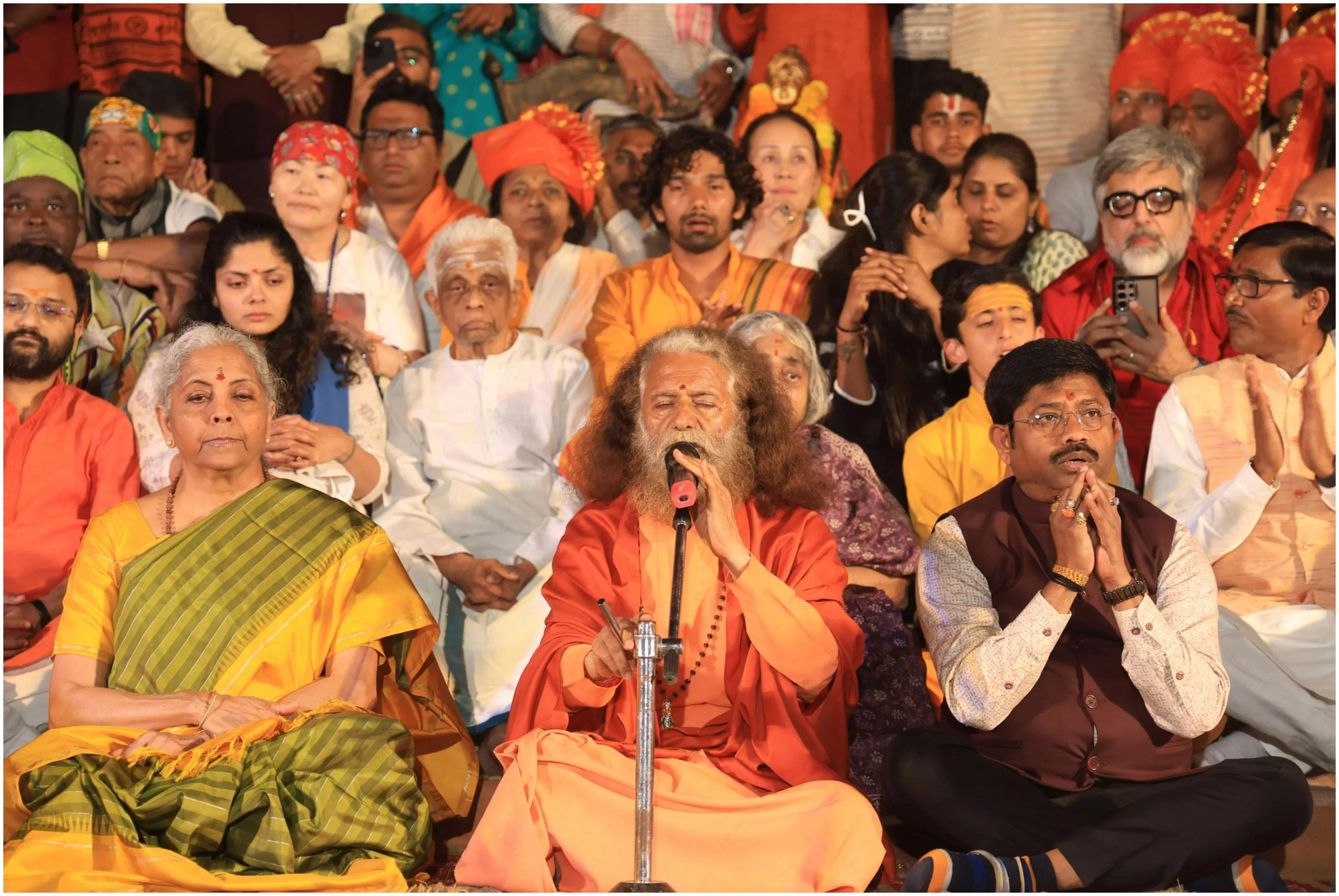 निर्मला सीतारमण के साथ आए बीजेपी सांसद तेजस्वी सूर्या ने इस मौके पर कहा, 