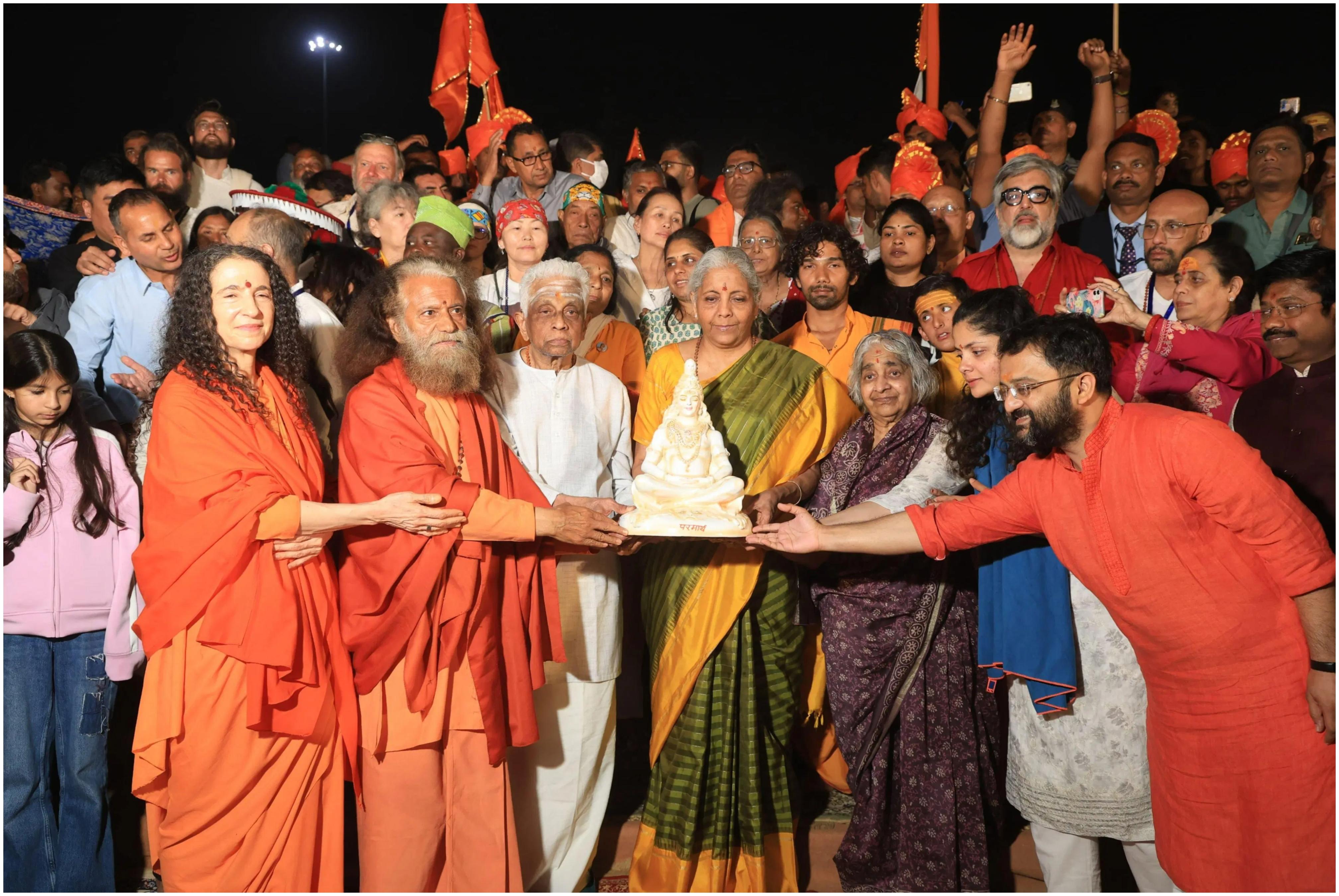 निर्मला सीतारमण अपने माता-पिता के साथ परमार्थ निकेतन भी गईं.