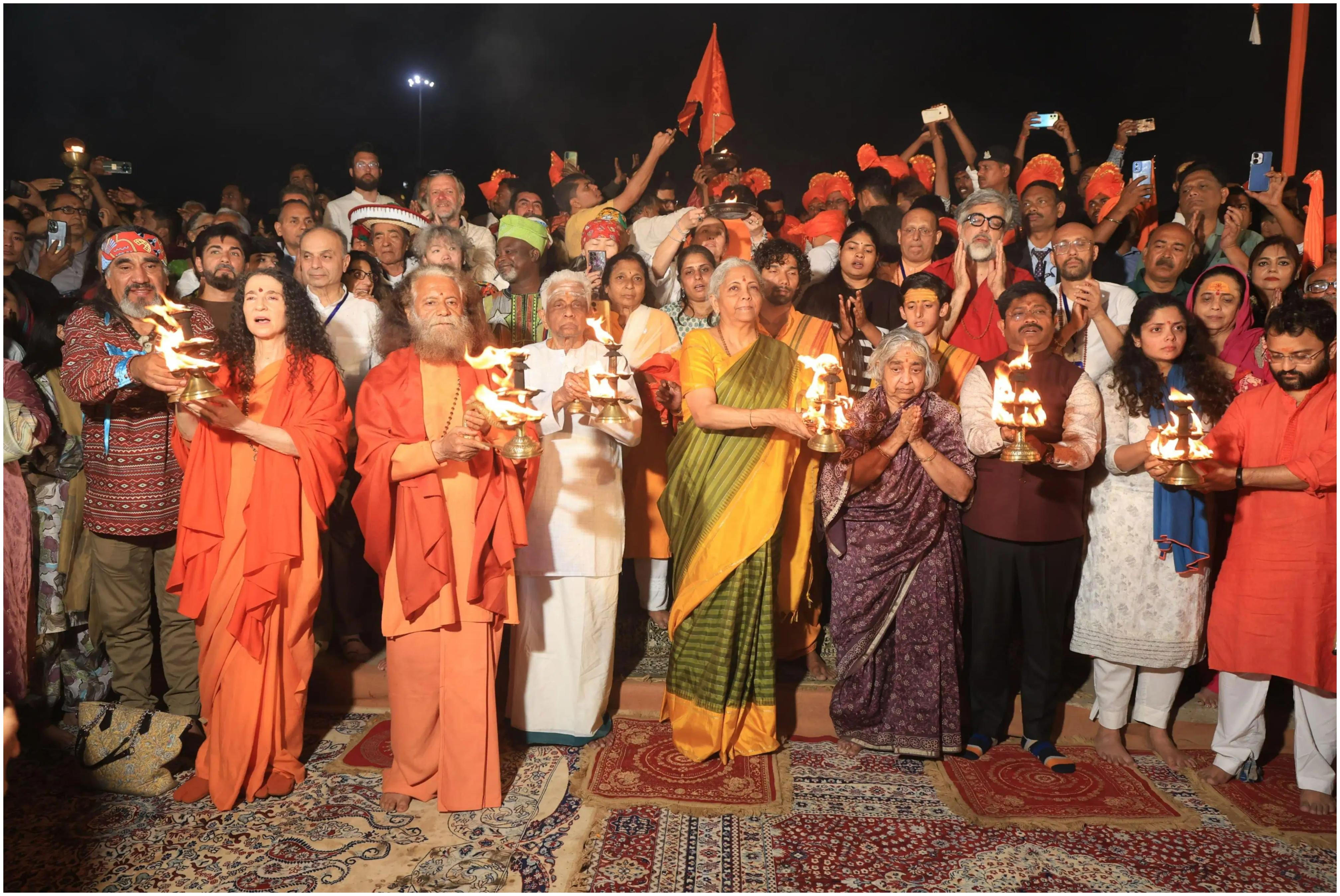 संगमस्थल पर निर्मला सीतारमण को आरती में हिस्सा लेते देखा जा सकता है.