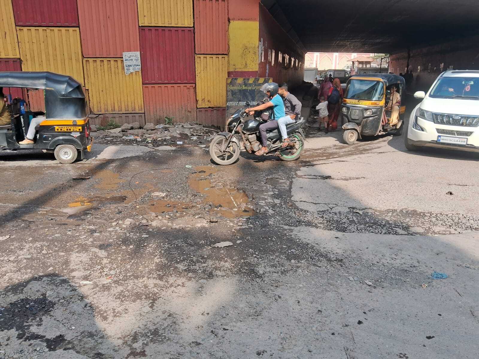 बीएमसी ने एक बार पाइपलाइन की मरम्मत की थी, लेकिन समस्या अभी भी बनी हुई है. यह न केवल पानी की बर्बादी है बल्कि सार्वजनिक स्वास्थ्य के लिए भी खतरा है. बीएमसी को तुरंत कार्रवाई करनी चाहिए.