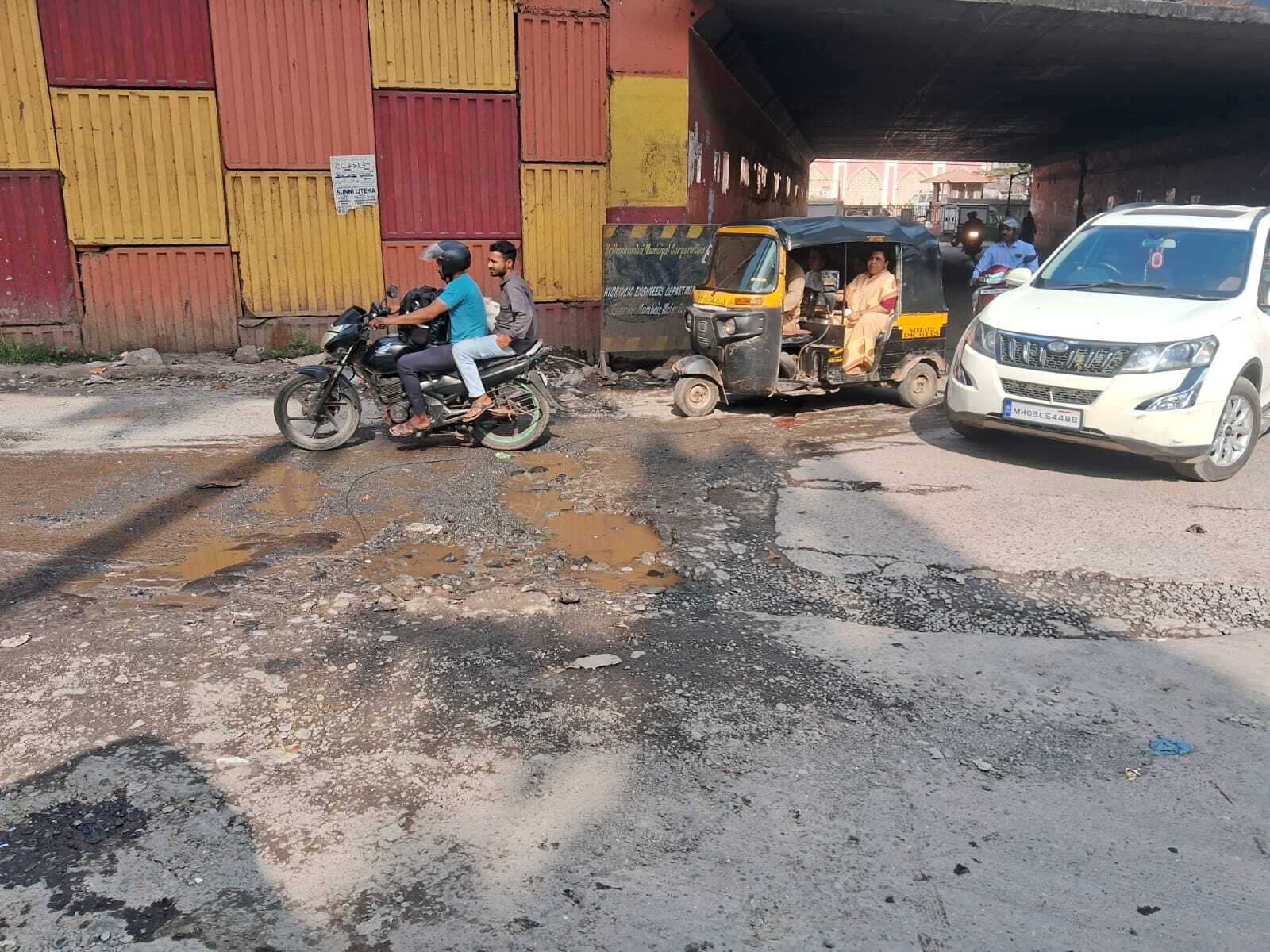 बीएमसी के आंकड़ों के अनुसार, 2024 में अब तक शहरभर में पीने योग्य पानी की पाइपलाइन लीक होने की 26,962 शिकायतें दर्ज की जा चुकी हैं. इनमें से कुर्ला इलाके से ही 380 शिकायतें आई हैं, जो यह दर्शाती हैं कि इस क्षेत्र में पाइपलाइन से जुड़े मुद्दे गंभीर हैं.