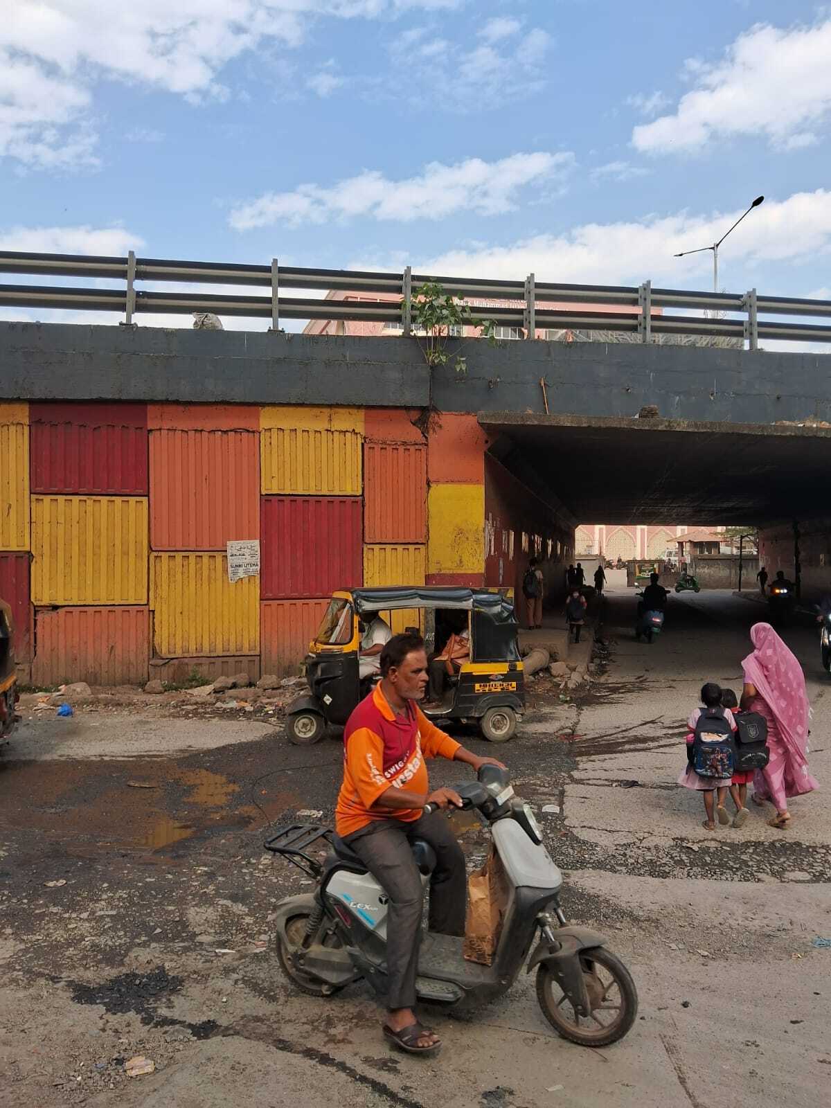 हालांकि, स्थानीय निवासियों ने अभी तक पानी की आपूर्ति में किसी तरह की गड़बड़ी या जल दूषित होने की शिकायत नहीं की है, लेकिन उन्हें डर है कि यदि इस समस्या का जल्द समाधान नहीं किया गया तो भविष्य में पीने के पानी की गुणवत्ता प्रभावित हो सकती है.