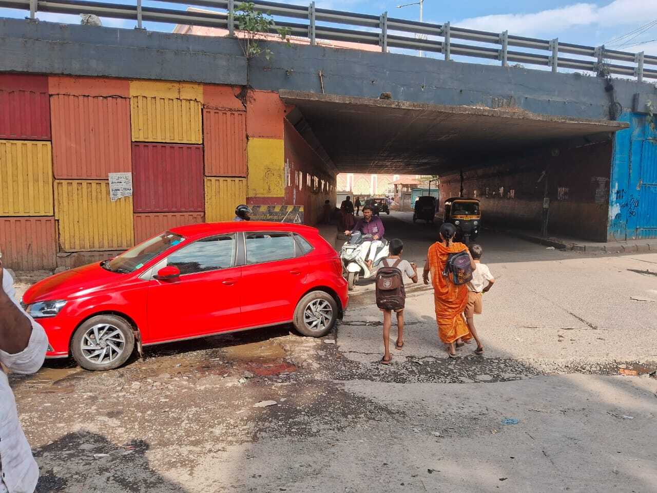 नगर निगम के एल वार्ड अधिकारी धनजी हेरलेकर ने निवासियों की शिकायतों पर प्रतिक्रिया देते हुए कहा, 