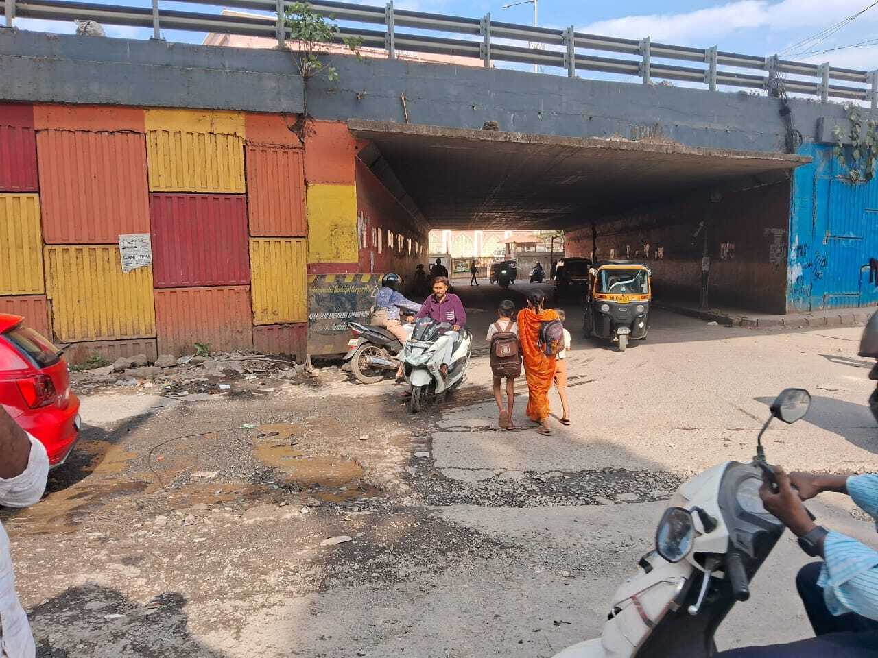 स्थानीय निवासियों ने बीएमसी से इस समस्या को जल्द से जल्द हल करने की मांग की है, ताकि अनावश्यक जल बर्बादी रोकी जा सके और स्वास्थ्य संबंधी किसी भी जोखिम से बचा जा सके.