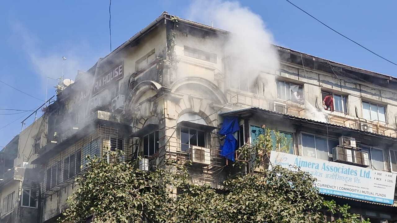 प्रत्यक्षदर्शियों के अनुसार, आग लगने के बाद इमारत से धुआं उठता दिखाई दिया. आसपास के लोग तुरंत बाहर निकलने लगे और इलाके में अफरा-तफरी मच गई. 