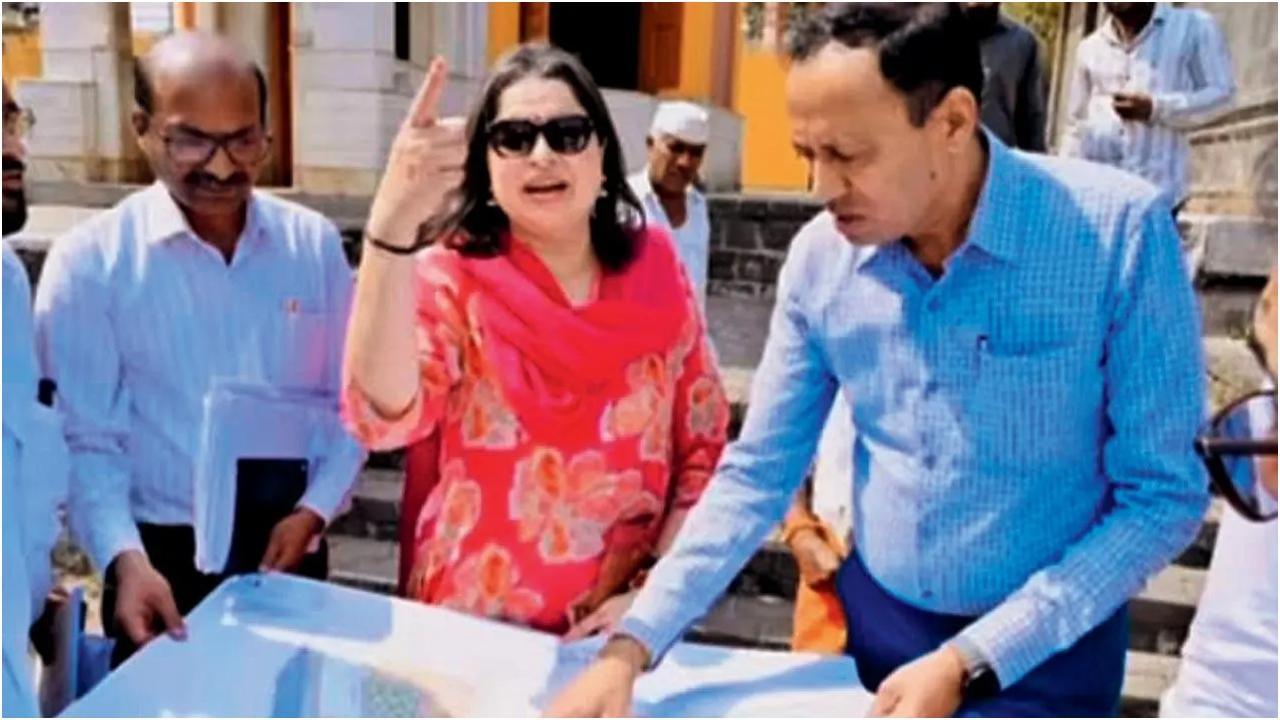 लोक निर्माण विभाग की मनीषा पाटणकर म्हैसकर ने योजनाओं पर चर्चा की