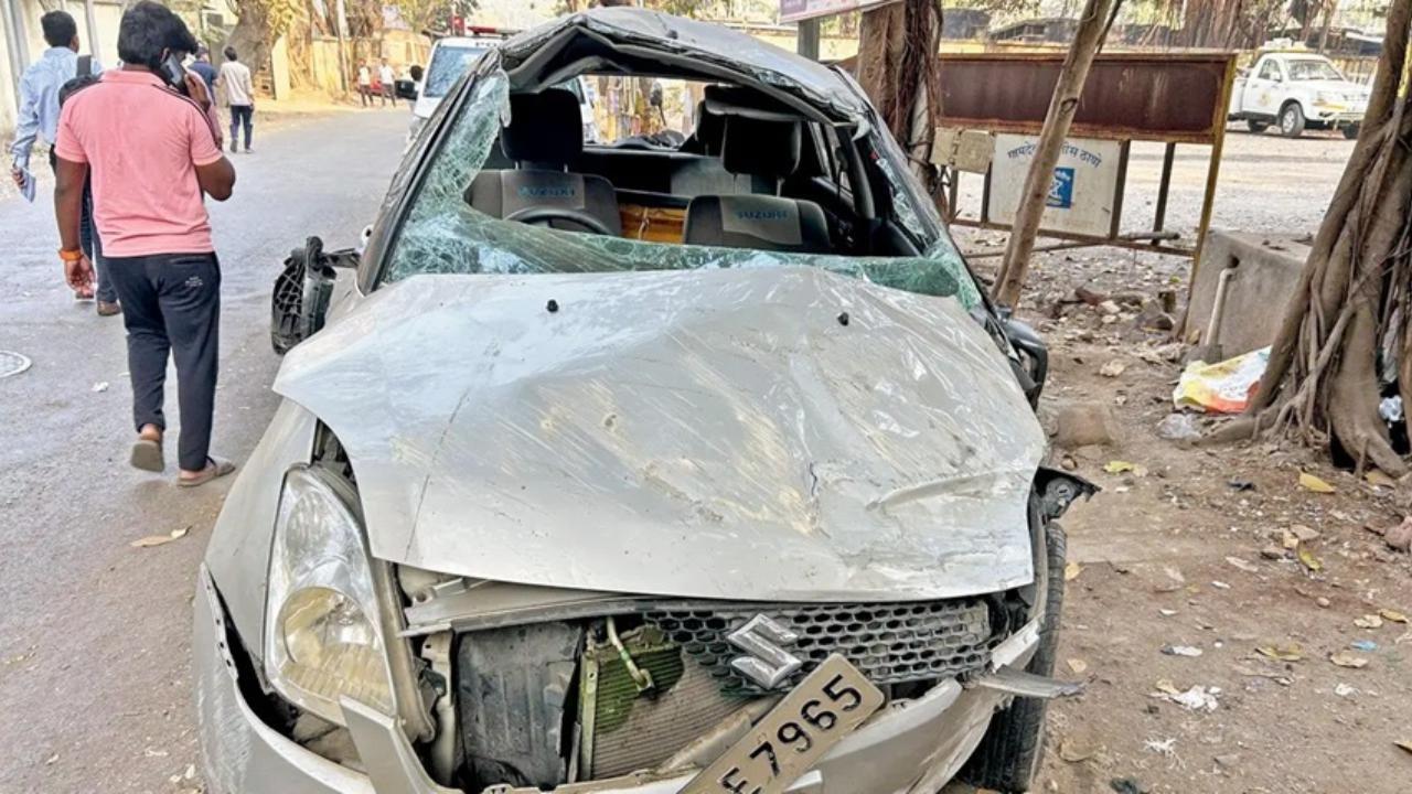 जो कार डिवाइडर से टकराई एक्सीडेंट के बाद की तस्वीर