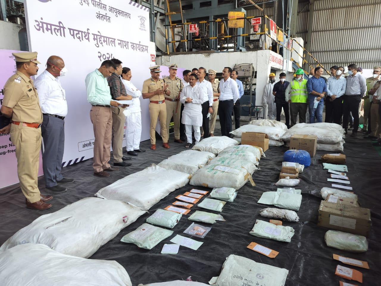 पिछले एक साल में की गई सख्त कार्रवाई के दौरान 56 करोड़ रुपये की नशीली दवाएं जब्त की गईं. पुलिस कमिश्नर मिलिंद भारम्बे ने बताया कि नवी मुंबई पुलिस ड्रग माफिया और तस्करी नेटवर्क को खत्म करने के लिए प्रतिबद्ध है. उन्होंने कहा, 