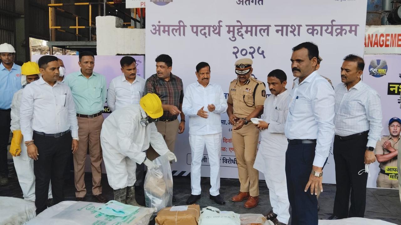 ड्रग्स नष्ट करने के इस अभियान में महाराष्ट्र के वन मंत्री गणेश नाइक, विधायक प्रशांत ठाकुर और नवी मुंबई पुलिस कमिश्नर मिलिंद भारम्बे सहित कई वरिष्ठ अधिकारी और राजनीतिक नेता शामिल हुए.