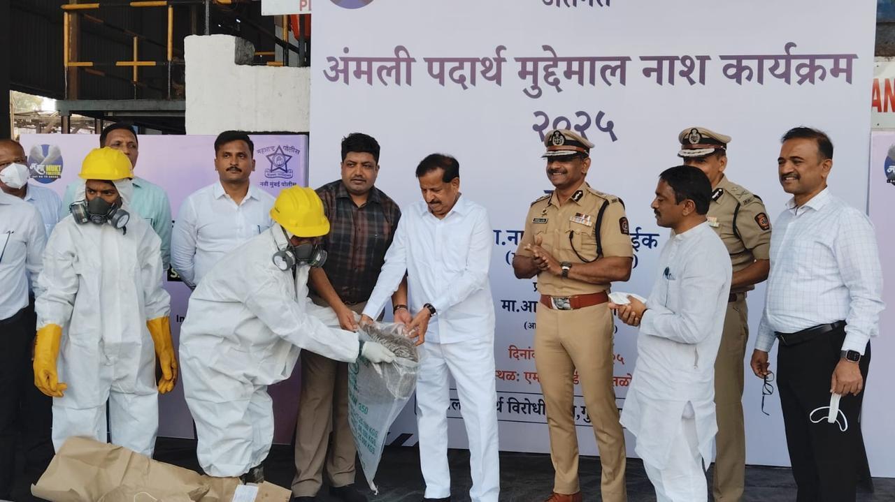 नवी मुंबई पुलिस की इस कड़ी कार्रवाई से यह संदेश स्पष्ट है कि नशीले पदार्थों की अवैध तस्करी और व्यापार को किसी भी हालत में बर्दाश्त नहीं किया जाएगा. प्रशासन का यह प्रयास शहर को नशा मुक्त और सुरक्षित बनाने की दिशा में एक बड़ा कदम है.