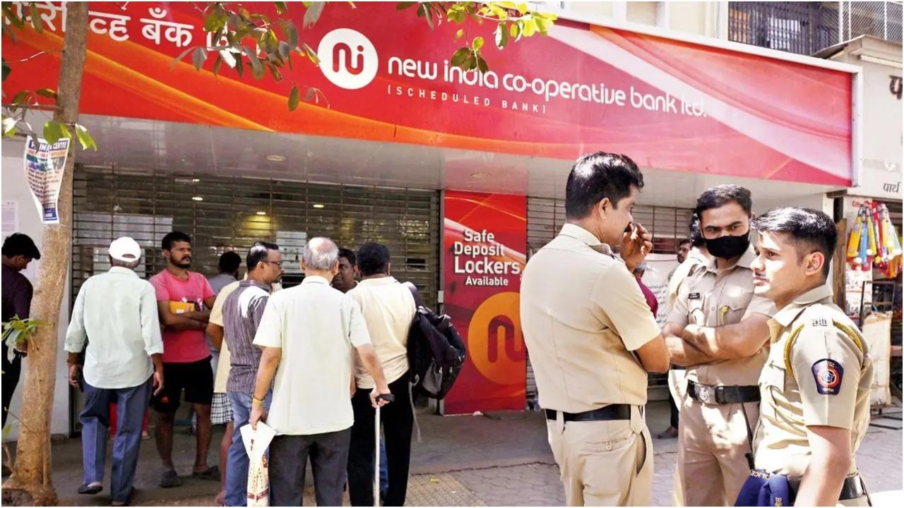 बैंक के बाहर लोगों की भीड़