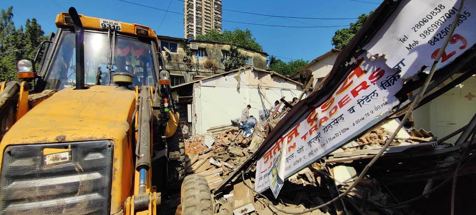 लगातार मिल रही शिकायतों के बाद बीएमसी ने इस अवैध निर्माण की जांच की और आवश्यक कानूनी प्रक्रिया पूरी करने के बाद तोड़फोड़ की कार्रवाई की.