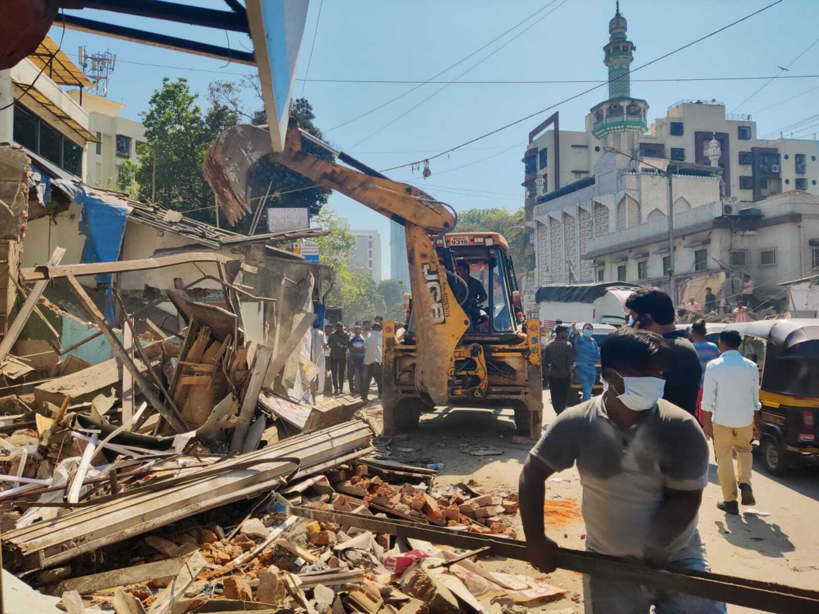 बीएमसी ने कार्रवाई से पहले सभी दुकानदारों और व्यवसाय मालिकों को नोटिस जारी किया था, जिसमें उन्हें अपनी संपत्तियों को खाली करने के निर्देश दिए गए थे. 