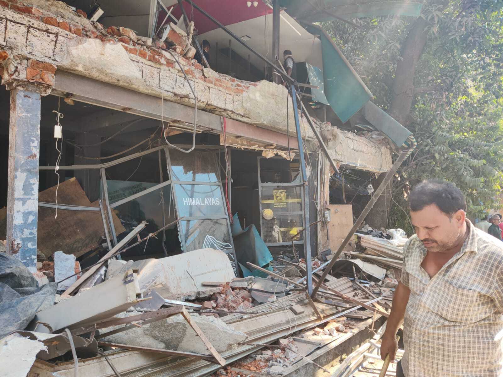 इस कार्रवाई को लेकर स्थानीय लोगों की मिली-जुली प्रतिक्रिया रही. कई निवासियों ने इस कदम की सराहना की, क्योंकि उन्हें लंबे समय से संकरी सड़कों और अव्यवस्थित ट्रैफिक की समस्या का सामना करना पड़ रहा था. 