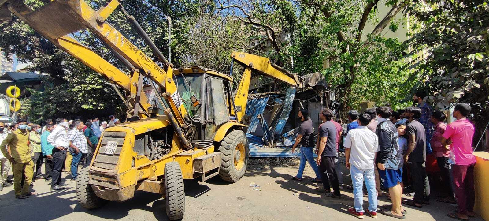 इस कार्रवाई की कई तस्वीरें और वीडियो सामने आए हैं, जिनमें बुलडोजर से दुकानों को गिराते हुए देखा जा सकता है. पुलिस और बीएमसी अधिकारी मौके पर मौजूद थे ताकि किसी भी अप्रिय घटना को रोका जा सके.