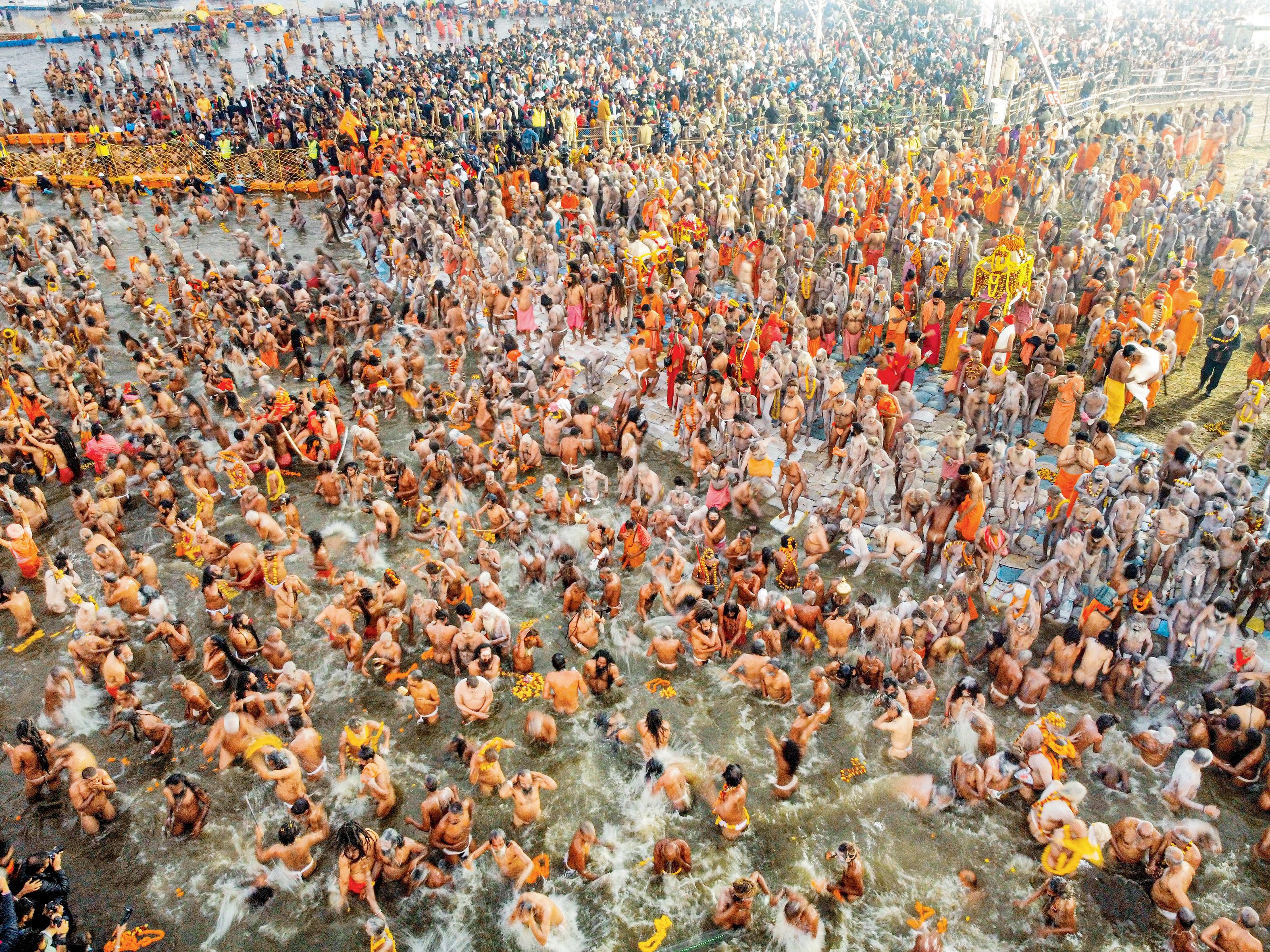 बसंत पंचमी के दिन प्रयागराज में आस्था का महासंगम देखने को मिला. लाखों भक्त सुबह से ही संगम में स्नान के लिए उमड़ पड़े. 