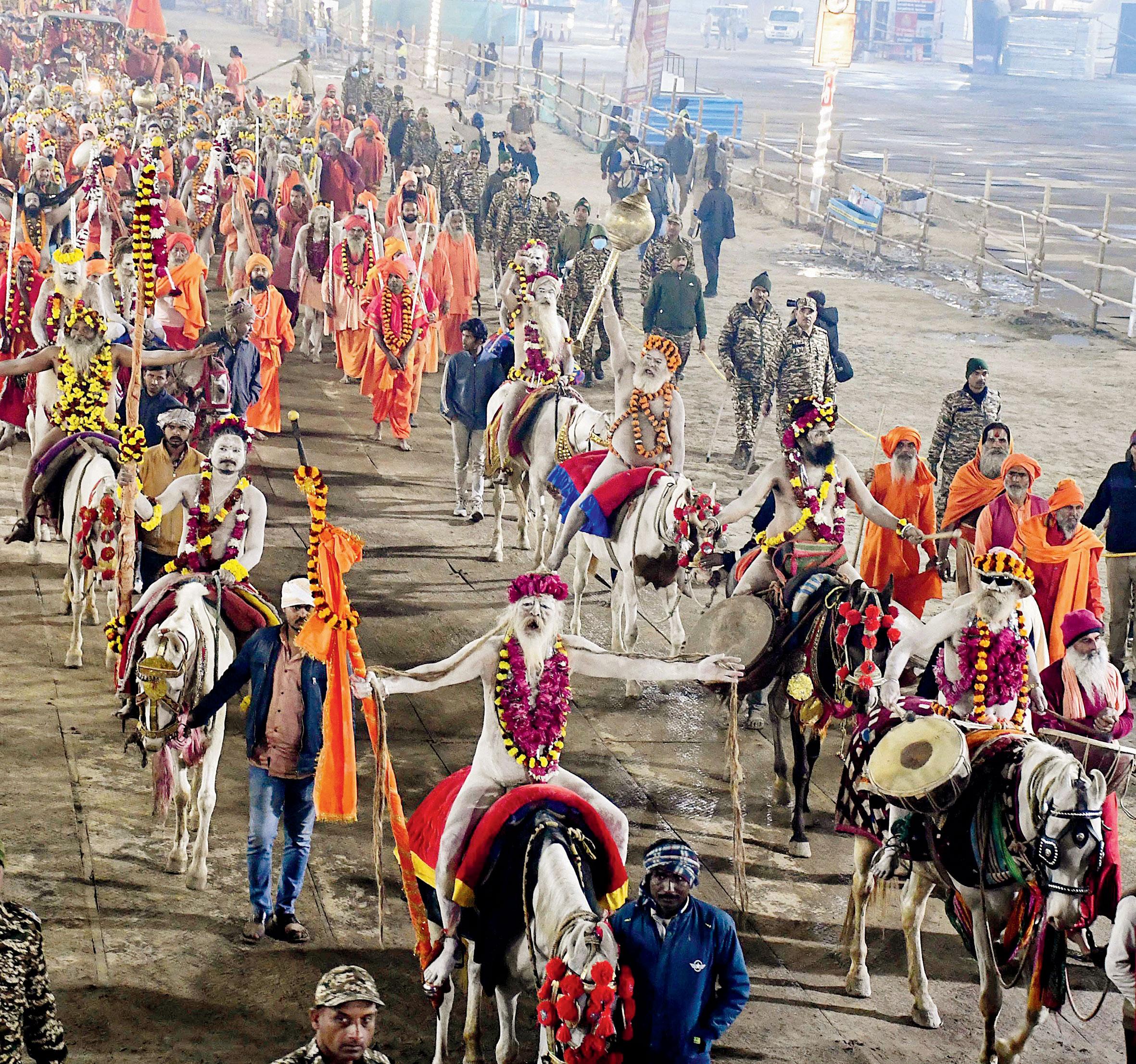 महाकुंभ 2025 का आयोजन अब अपने अंतिम चरण में पहुंच चुका है. भक्तों और साधु-संतों के महासंगम ने इसे विश्व के सबसे बड़े धार्मिक आयोजनों में से एक बना दिया है. इस महाकुंभ के दौरान विभिन्न धार्मिक और आध्यात्मिक गतिविधियां भी आयोजित की जा रही हैं.
