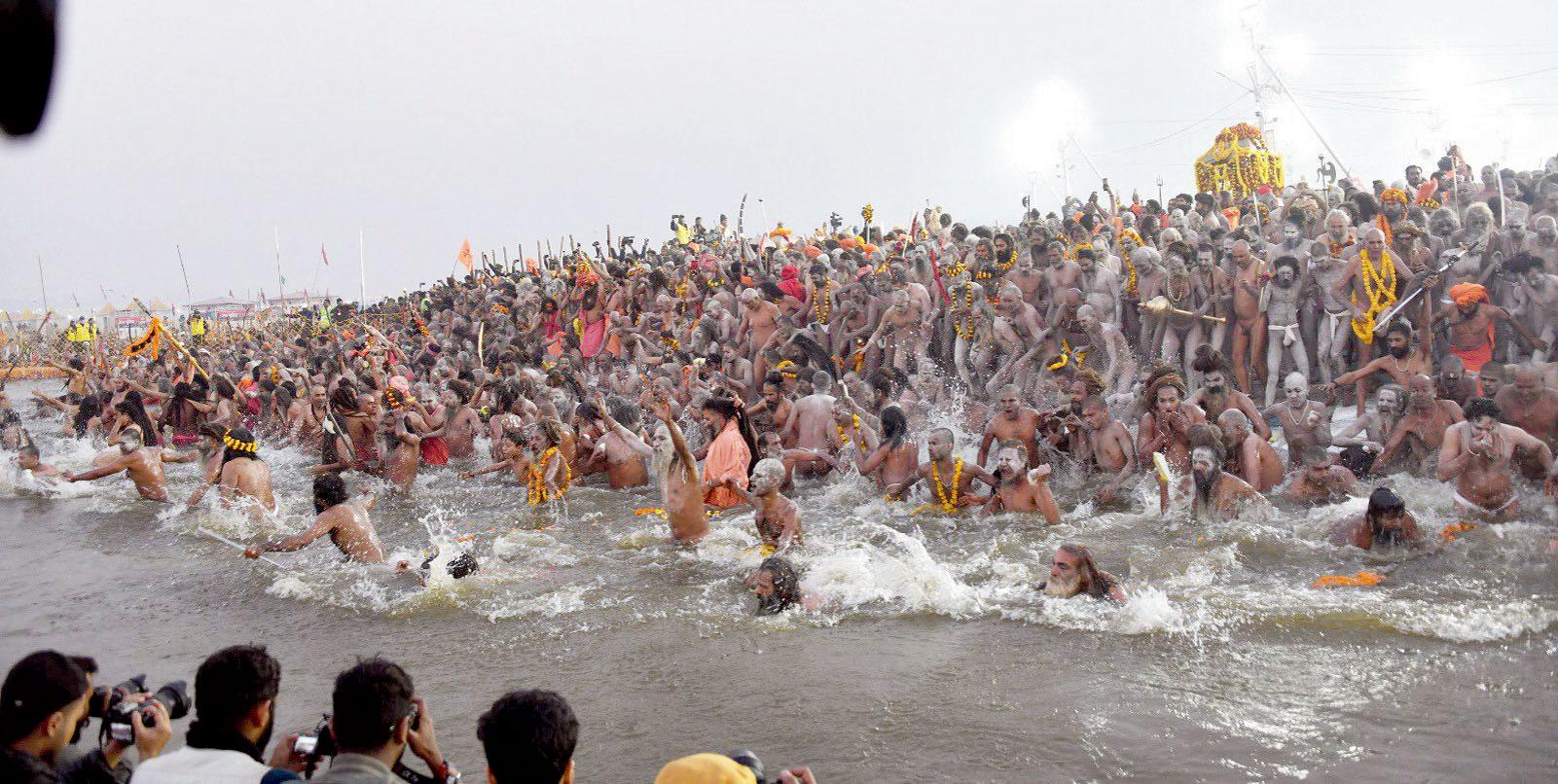 उनका प्रवेश श्रद्धालुओं के लिए एक दिव्य अनुभव रहा. अखाड़ों के संतों और नागा साधुओं ने विधि-विधान से त्रिवेणी संगम में स्नान किया, जिसके बाद वे अपने-अपने अखाड़ों की ओर लौट गए.