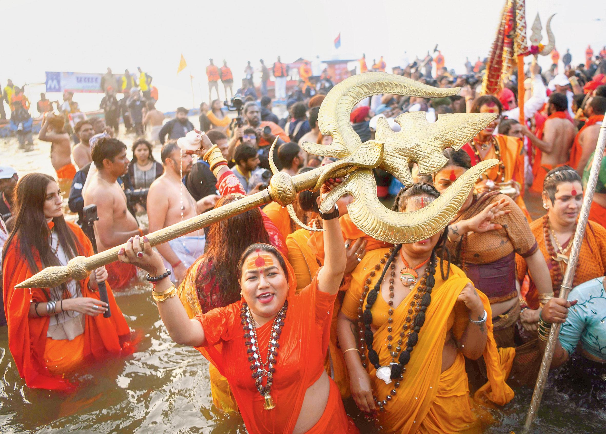 स्नान के साथ श्रद्धालुओं ने पूजा-अर्चना की और दान-पुण्य किया. मंदिरों और घाटों पर भजन-कीर्तन का माहौल देखने को मिला. गंगा आरती और महामंत्रों के उच्चारण से संपूर्ण वातावरण भक्तिमय बन गया.