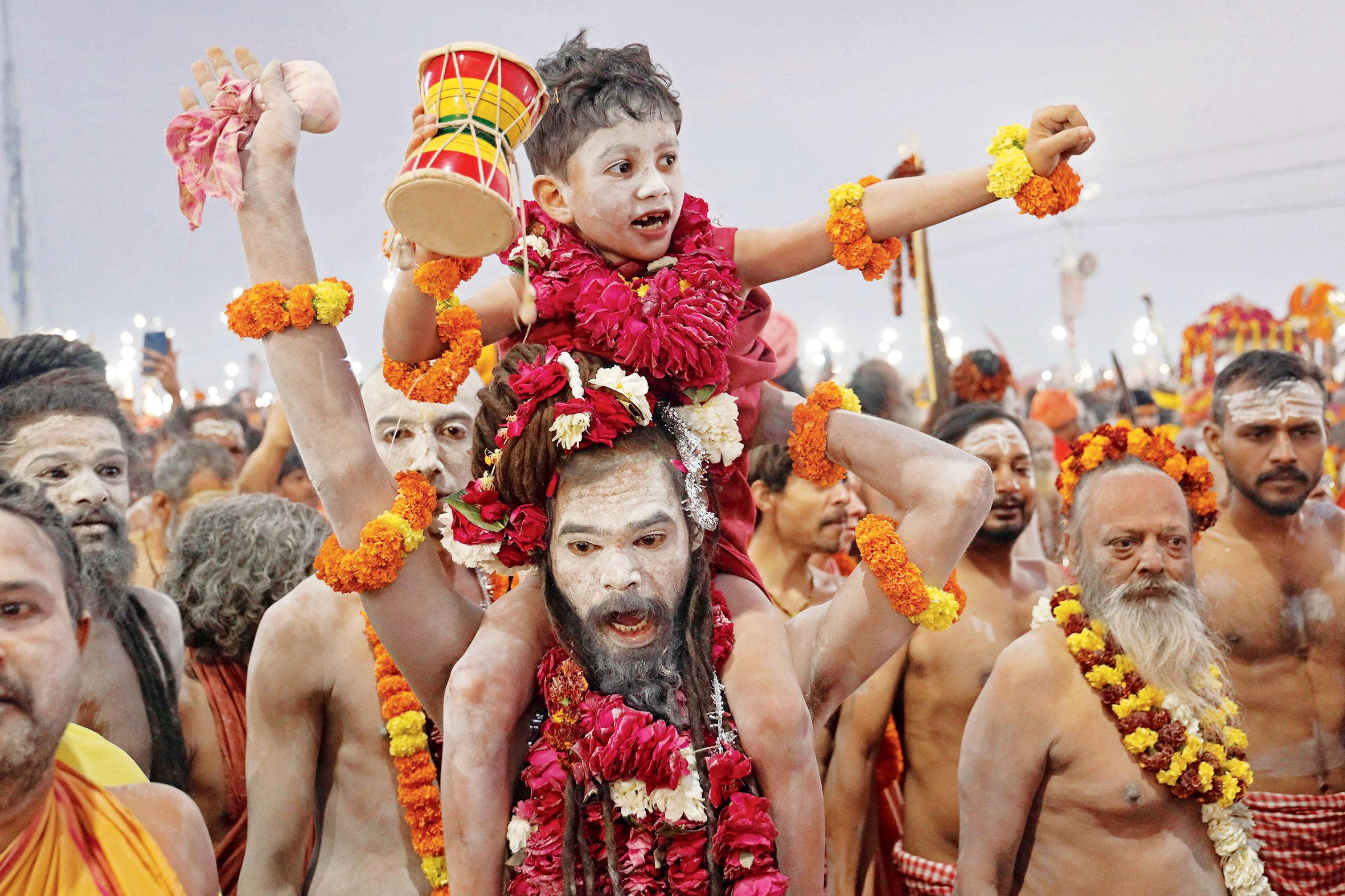 भीड़ को नियंत्रित करने के लिए प्रशासन ने कड़े इंतजाम किए थे. संगम क्षेत्र और विभिन्न घाटों पर सुरक्षा बलों की भारी तैनाती की गई थी. ड्रोन और सीसीटीवी कैमरों से सुरक्षा की निगरानी की गई, ताकि किसी भी अप्रिय घटना को रोका जा सके.