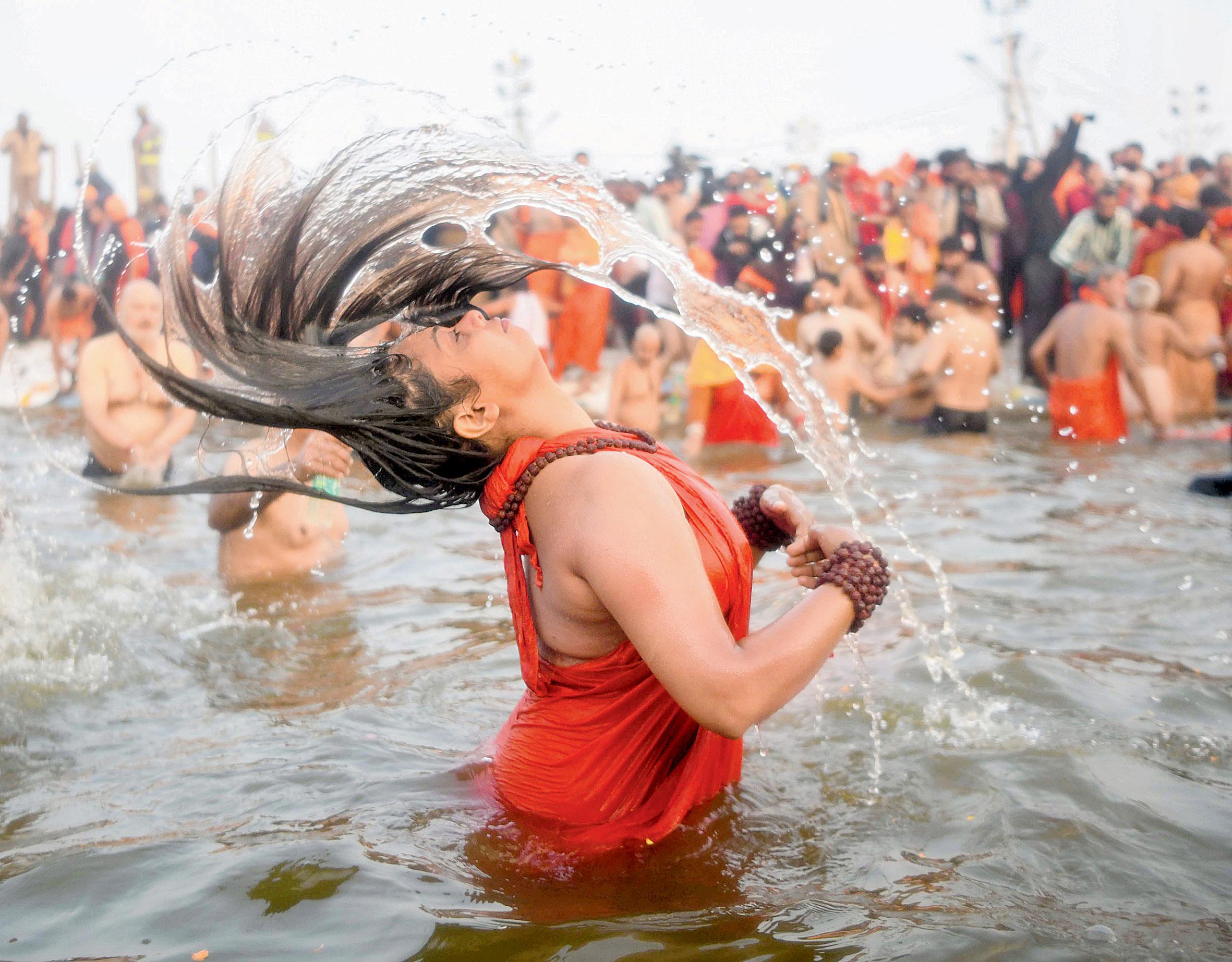 बसंत पंचमी को विद्या, बुद्धि और ज्ञान की देवी सरस्वती की आराधना का दिन माना जाता है. इस दिन गंगा, यमुना और सरस्वती के संगम में स्नान करना विशेष पुण्यदायी माना जाता है. मान्यता है कि इस दिन स्नान करने से व्यक्ति को मोक्ष की प्राप्ति होती है और समस्त पापों का नाश हो जाता है.
