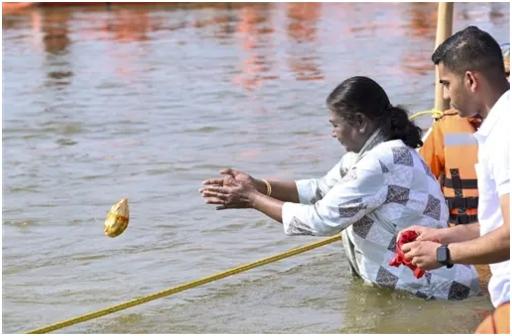 उत्तर प्रदेश की राज्यपाल आनंदीबेन पटेल और मुख्यमंत्री योगी आदित्यनाथ ने प्रयागराज पहुंचने पर राष्ट्रपति का स्वागत किया. राष्ट्रपति भवन ने सोशल मीडिया पर उनके आगमन की खबर साझा की, जिसमें राज्य के गणमान्य व्यक्तियों द्वारा गर्मजोशी से किए गए स्वागत को दर्शाया गया.