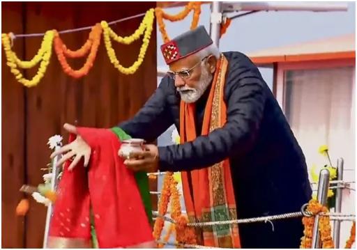 संगम में स्नान के बाद मोदी ने गंगा की पूजा की. पीएम ने गंगा को दूध और साड़ी भी अर्पित की. गंगा पूजन कर पीएम मोदी वापस लौटे.