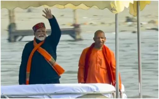 पीएम मोदी के साथ सीएम योगी भी मौजूद रहे. यहां प्रधानमंत्री को देखने के लिए लोगों की भारी भीड़ देखी गई. पीएम मोदी ने भी लोगों का अभिवादन किया.
