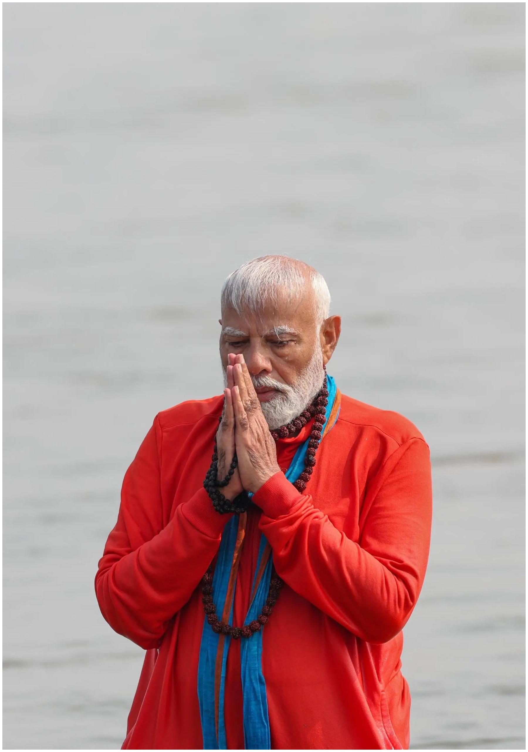 संगम में स्नान के बाद पीएम मोदी ने गले और हाथों में रुद्राक्ष की माला पहनकर सूर्य पूजा की.
