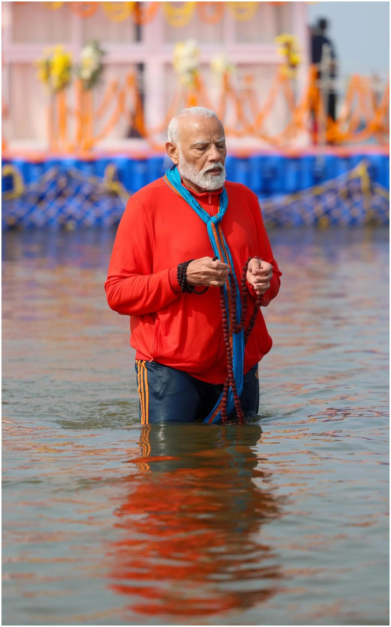 आज सुबह पीएम मोदी प्रयागराज पहुंचे जहां बमरौली एयरपोर्ट पर राज्यपाल आनंदीबेन पटेल, सीएम योगी, दोनों डिप्टी सीएम केशव मौर्य और ब्रजेश पाठक ने उनका स्वागत किया.