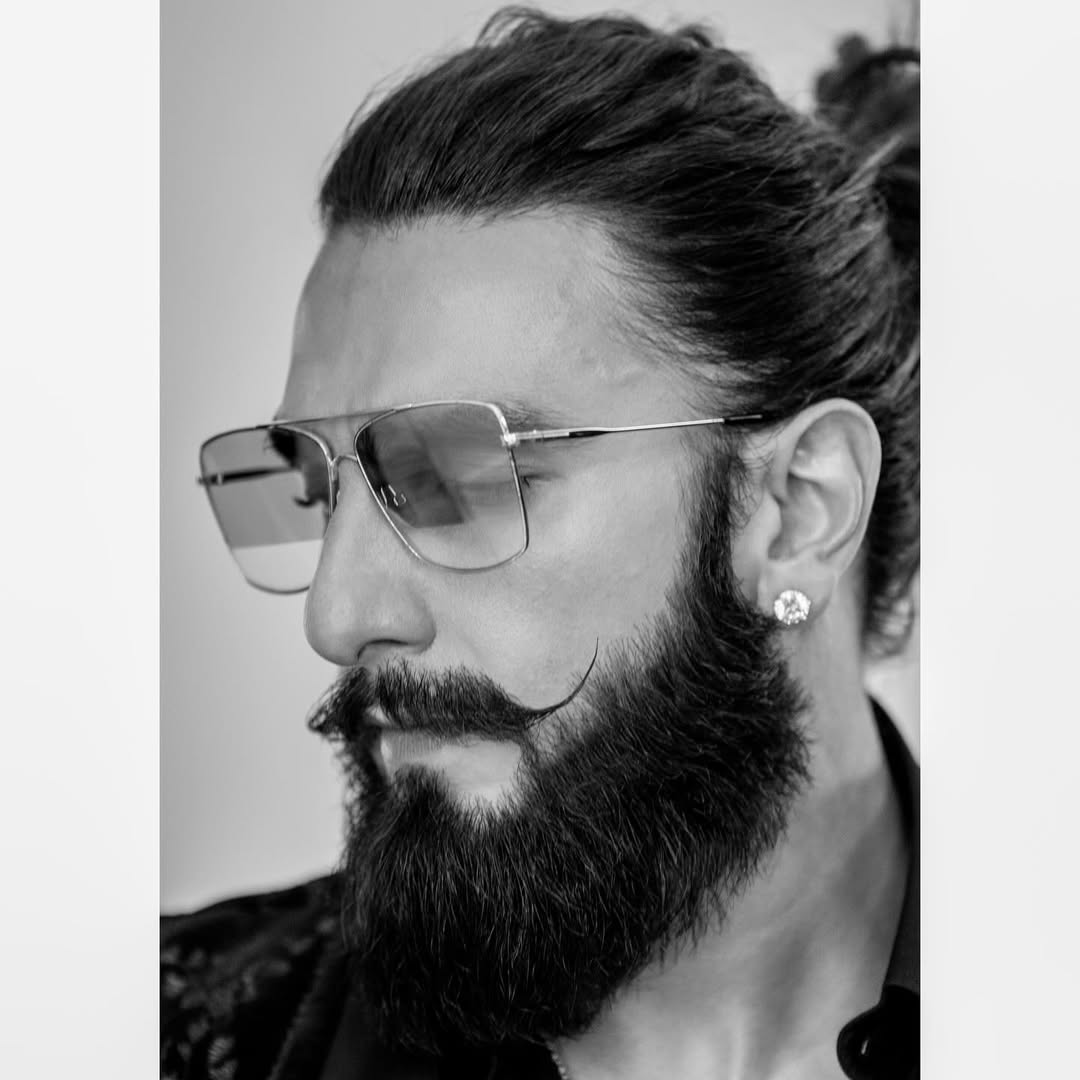 फैन्स का मानना है कि उनकी यह खुशी बेटी दुआ के जन्म के बाद की है. रणवीर और दीपिका पादुकोण 8 सितंबर 2024 को एक प्यारी सी बेटी के माता-पिता बने थे.