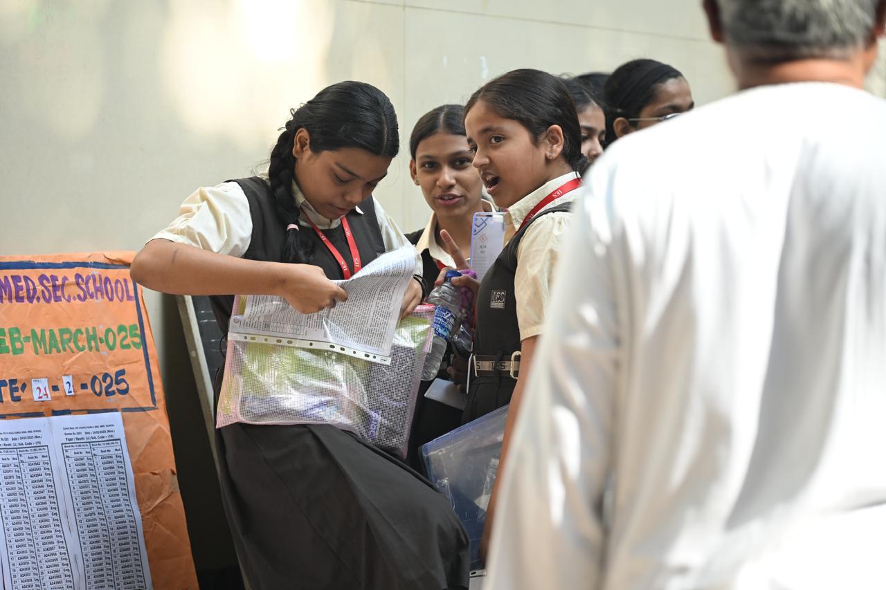 कई छात्र आत्मविश्वास से भरे नजर आए, तो कुछ के चेहरे पर परीक्षा को लेकर घबराहट और चिंता झलक रही थी. 