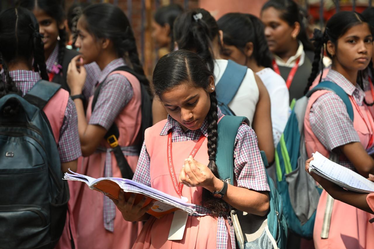 कुछ छात्र किताबों के पन्ने पलटते नजर आए, तो कुछ अपने दोस्तों से हल्की बातचीत कर तनाव कम करने की कोशिश कर रहे थे.