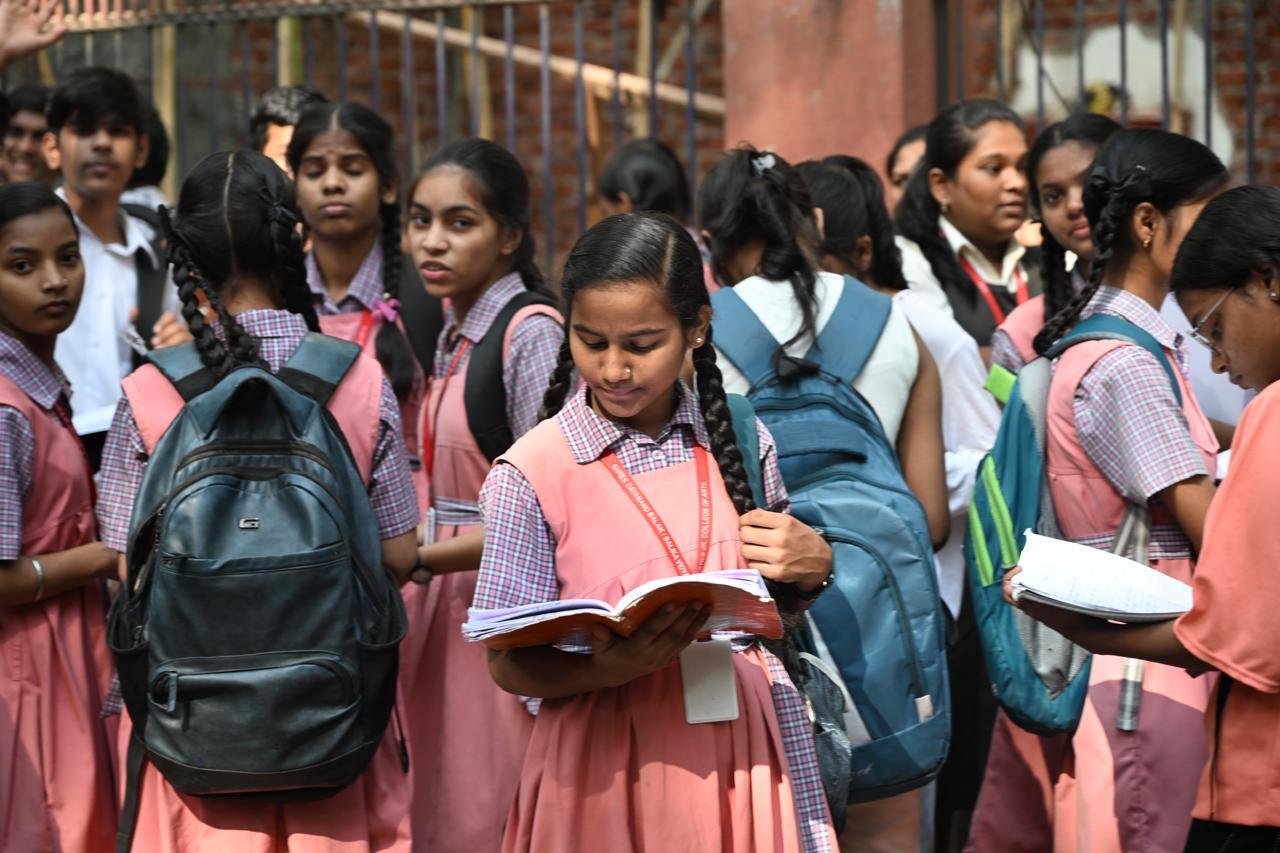 कई केंद्रों पर परीक्षार्थियों की सुविधा के लिए वॉटर कूलर और प्राथमिक चिकित्सा सेवाएं भी उपलब्ध कराई गई थीं. 