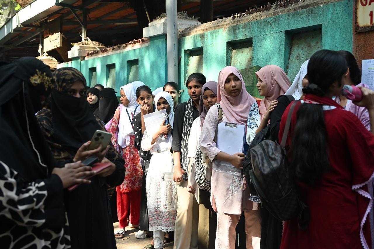 महाराष्ट्र राज्य माध्यमिक शिक्षा बोर्ड के अधिकारियों ने भी परीक्षा केंद्रों का निरीक्षण किया और व्यवस्थाओं का जायजा लिया.