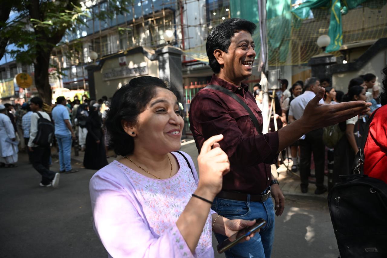 कुछ बच्चे माता-पिता से गले लगकर हिम्मत जुटा रहे थे, जबकि कुछ हंसते-खेलते परीक्षा केंद्र की ओर बढ़ रहे थे.