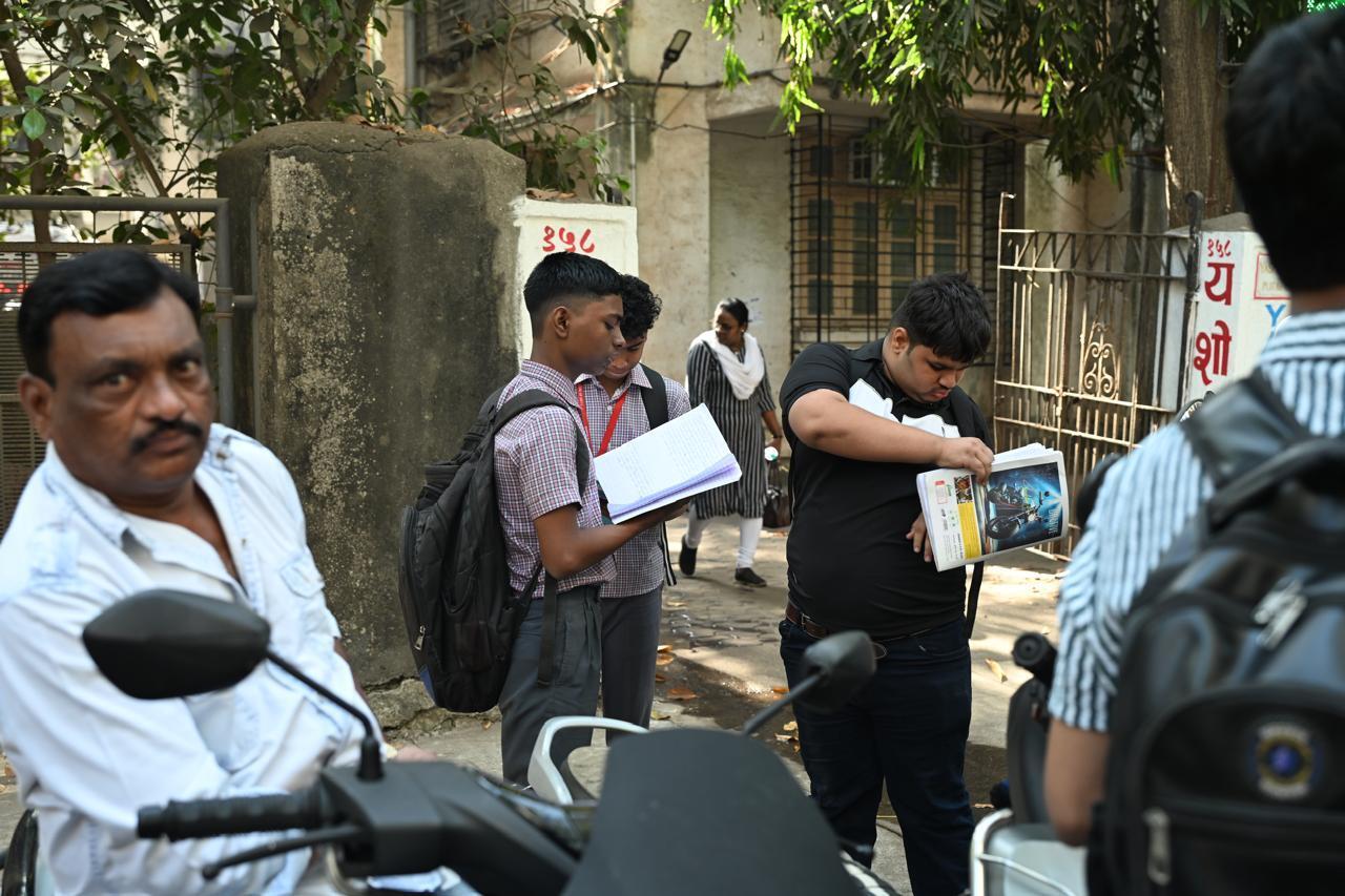 आगामी परीक्षाओं को ध्यान में रखते हुए छात्रों और अभिभावकों ने यह सुनिश्चित किया है कि पढ़ाई के लिए सही माहौल बना रहे और बच्चे तनावमुक्त होकर परीक्षा दे सकें.