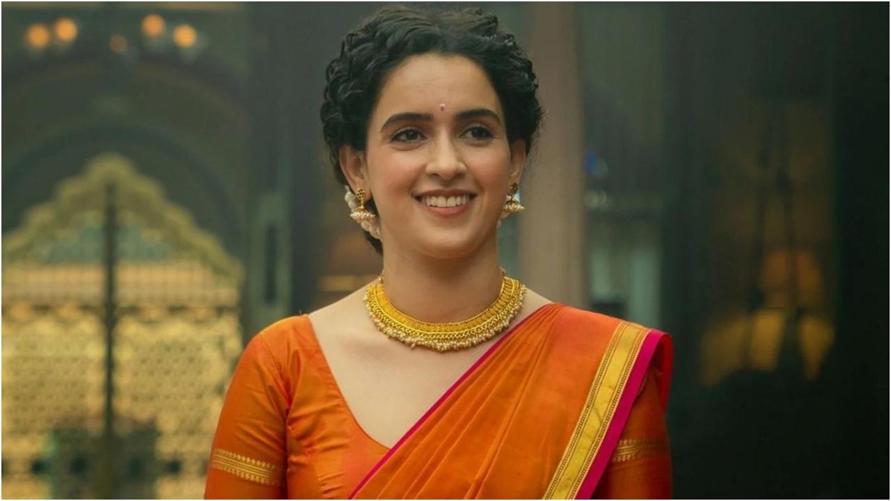 मीनाक्षी सुंदरेश्वर
यहां लॉन्ग डिस्टेंस के रिश्तों को एक ताज़ा रूप देते हुए, इस रोमांटिक ड्रामा में अभिमन्यु दासानी के साथ सान्या की जोड़ी है. वह मीनाक्षी की भूमिका निभाती हैं, जो एक नवविवाहिता है और अपने विवाह को शारीरिक दूरी के बावजूद बनाए रखने की कोशिश करती है. यहां वो आकर्षण और गहराई से भरा प्रदर्शन करती है.