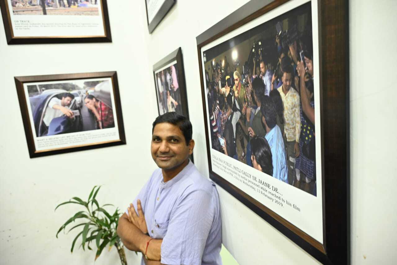 सतेज शरद शिंदे ने अपने करियर में बॉलीवुड की कई नामी हस्तियों की तस्वीरें खींची हैं और इस प्रदर्शनी में उन्होंने उन्हीं यादगार पलों को संजोकर पेश किया है.